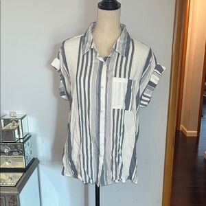 En Creme SHORT SLEEVE STRIPED BUTTON DOWN TOP size Large